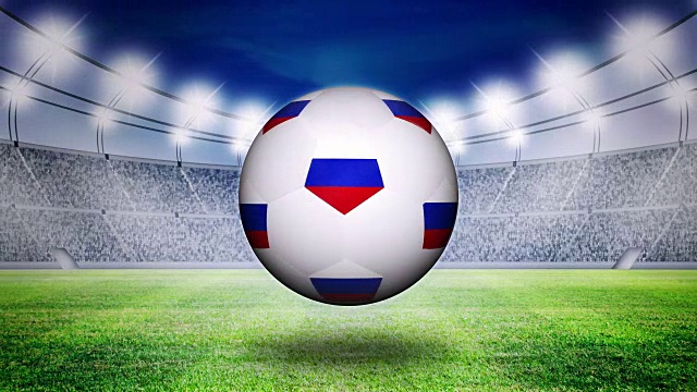 足球条纹俄罗斯国旗晚上在体育场的草地上滚动视频素材