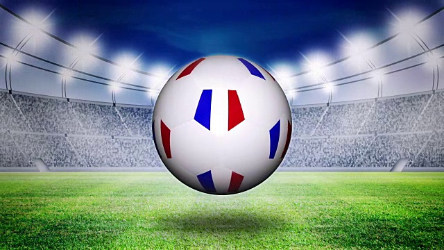 足球条纹法国国旗在晚上在体育场的草地上滚动视频下载
