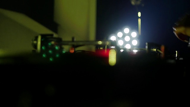 一个DJ在唱机转盘上刮擦视频下载