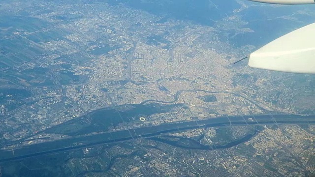 一架飞机飞过维也纳。视频素材
