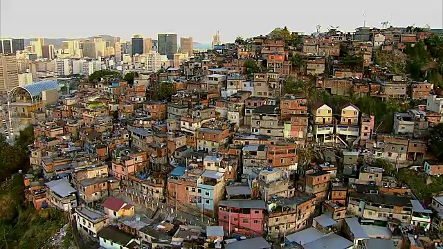 鸟瞰贫民区和城市，里约热内卢de Janeiro视频下载