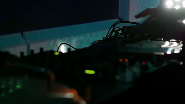 一个音频混音器和一个DJ改变乙烯基的一边的近镜头视频下载