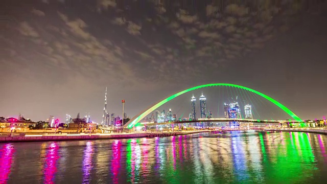 阿拉伯联合酋长国迪拜水渠夜光过桥市中心全景4k时间流逝阿联酋视频下载