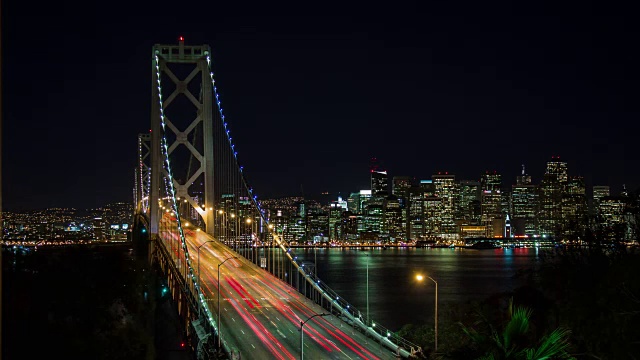 海湾大桥和旧金山市中心的夜晚时光视频下载