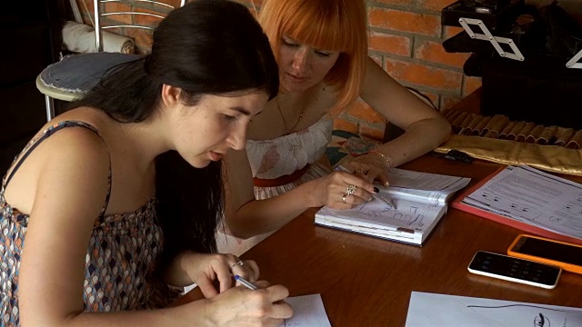 两个女孩在研究眉形和修眉视频素材