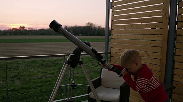 DS小男孩在用望远镜视频下载