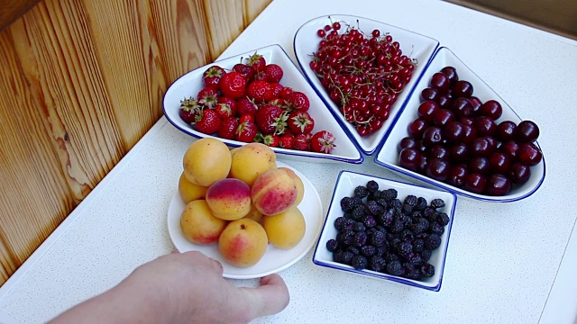 浆果。草莓，覆盆子，黑莓，黑醋栗，樱桃，杏子。视频下载