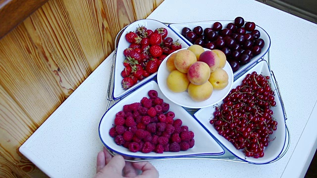 浆果。草莓，覆盆子，黑莓，黑醋栗，樱桃，杏子。视频下载