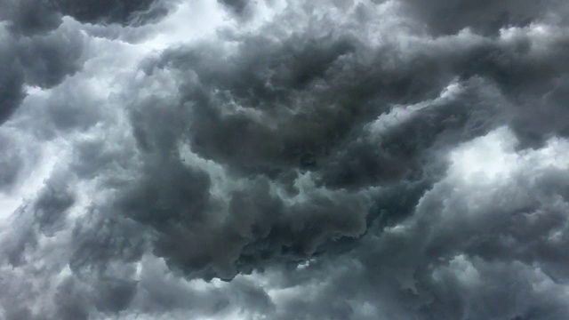 头顶上射来的雨云;天气变化视频素材