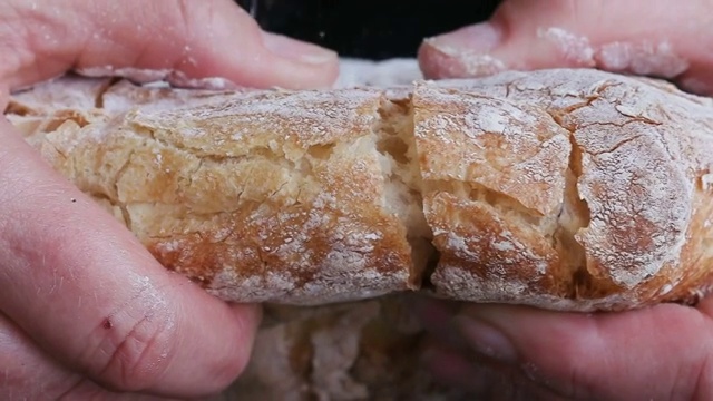 用手掰开刚烤好的面包的慢动作视频下载