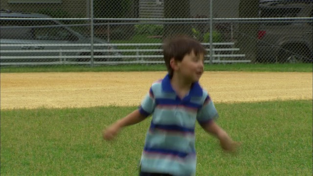 新泽西，男孩和女孩在棒球场上互相追逐视频素材