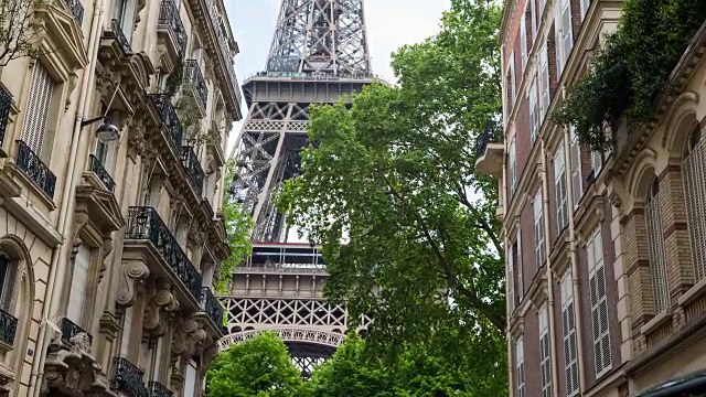 从巴黎建筑之间欣赏雄伟的埃菲尔铁塔视频素材