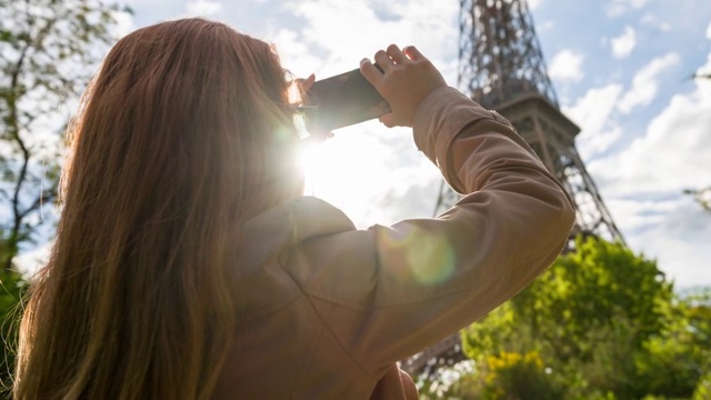 巴黎女子用智能手机拍摄埃菲尔铁塔视频素材