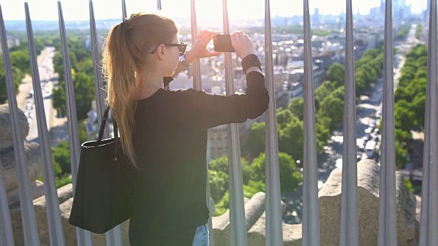 巴黎的一名女子从空中拍摄这座城市视频素材
