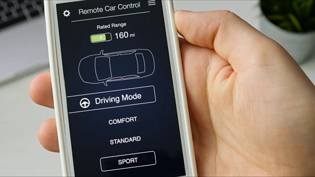 汽车遥控使用智能手机应用程序虚构的界面。视频下载