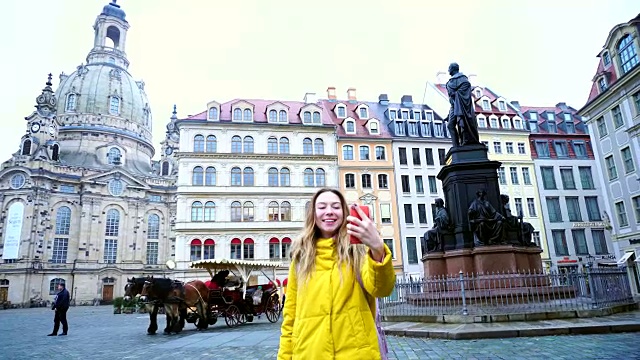 漂亮的年轻女子显示女友在视频电话附近的欧洲城市在凉爽的下午户外德累斯顿视频下载