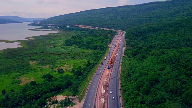 鸟瞰图的高速公路通过农村视频素材