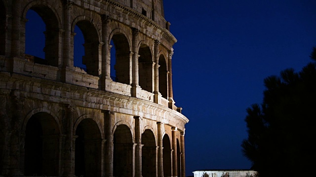 夜景罗马斗兽场圆形剧场在罗马中心视频素材