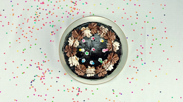 巧克力蛋糕和十支生日蜡烛视频下载