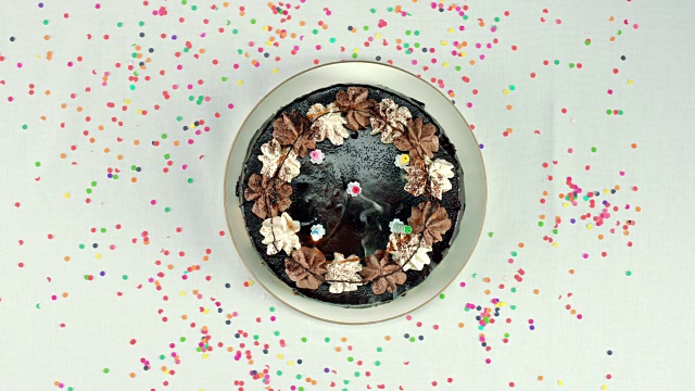 5支蜡烛的巧克力生日蛋糕视频下载