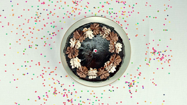 生日蛋糕和一支生日蜡烛视频下载