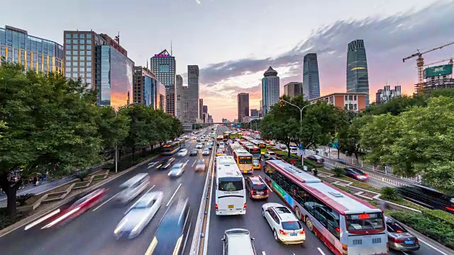 日落时分，中国北京的高速公路交通繁忙视频购买