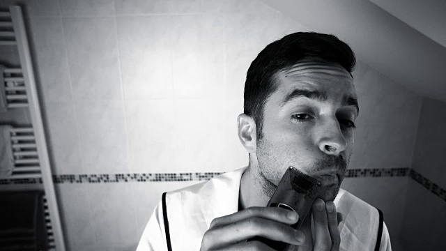 男人用剃须刀刮胡子视频素材