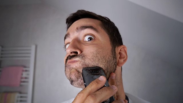 男人用剃须刀刮胡子视频下载