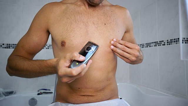 男人在浴室里修剪胸毛视频素材