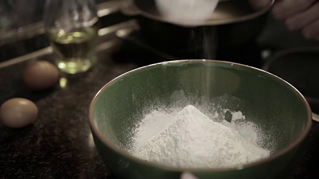面粉被筛过，使其在烹饪前更加柔和和透气视频下载