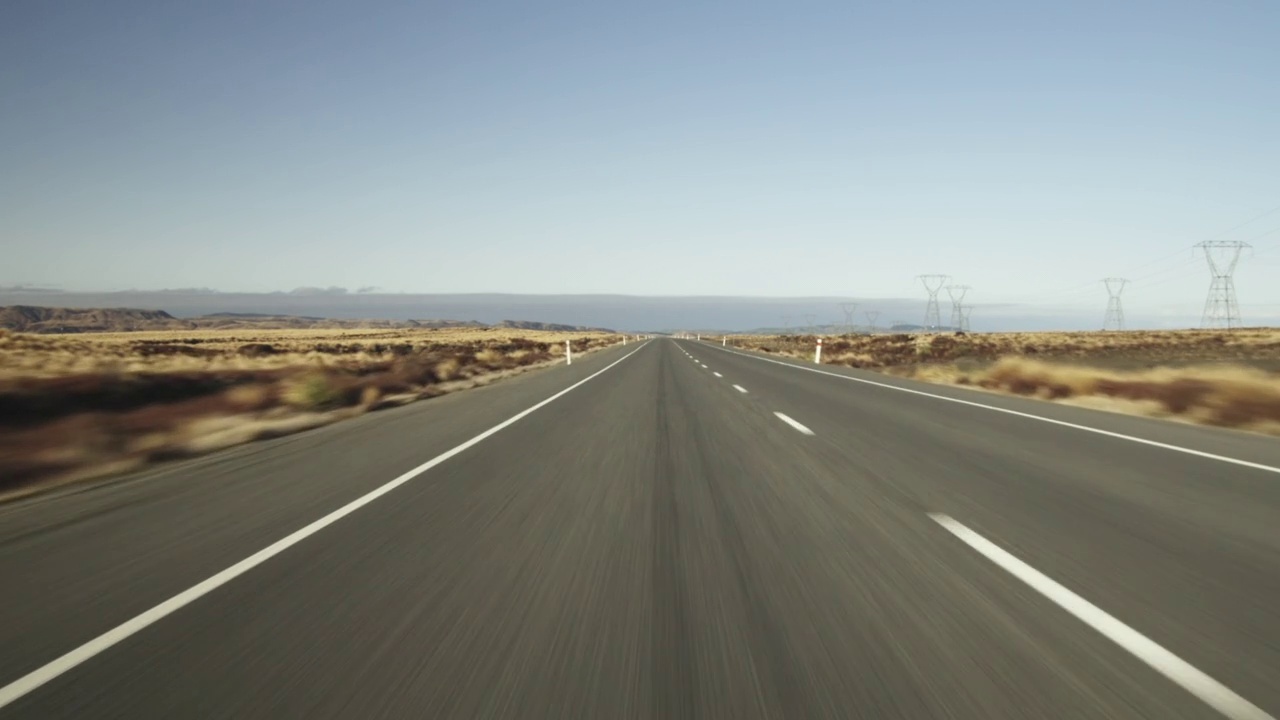 POV，行驶在新西兰北岛汤加里罗国家公园的沙漠道路上视频下载