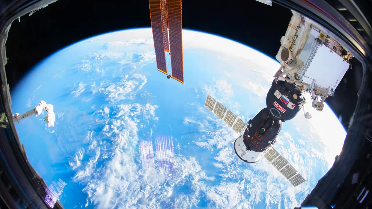 从国际空间站内部观察地球。我们蓝色星球的太空探索视频素材