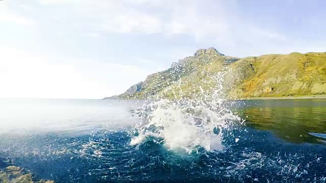 一名男子在群山的背景下潜入海中视频下载