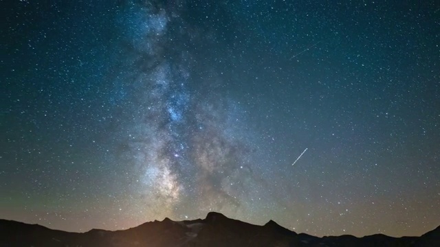 银河系在阿尔卑斯山上空旋转的时间流逝视频购买