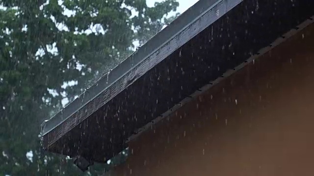 大雨从屋顶倾泻而下视频下载