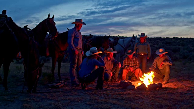 犹他州一群人在篝火上视频下载