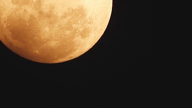 月亮在夜晚慢慢落下视频素材