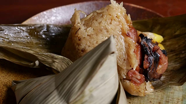 “粽子”或“bakang”，“bacang”是由糯米制成的中国传统食物视频下载