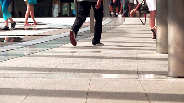 人们在人行道上行走的慢动作视频素材