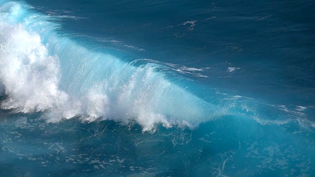 热带海水中巨大的泡沫状海浪拍打着溅起的水珠视频下载