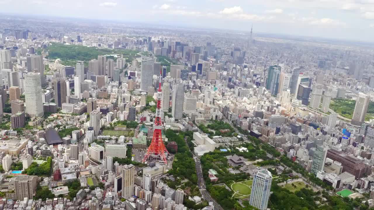 东京塔和东京天空树从直升机空中视频下载