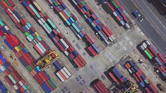 鸟瞰图工业港口与集装箱船视频素材