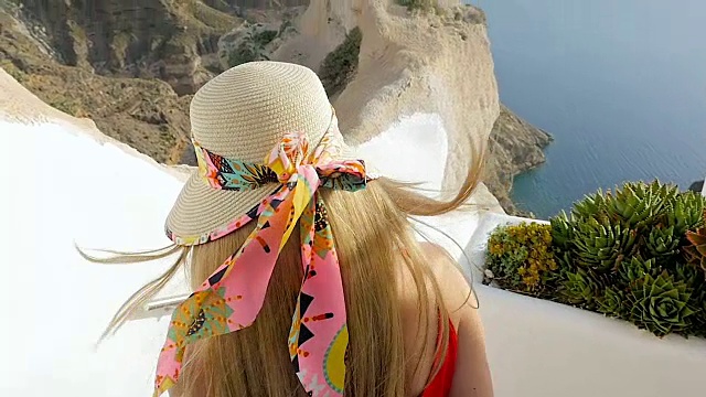 微笑的女人和希腊风格的假期视频下载