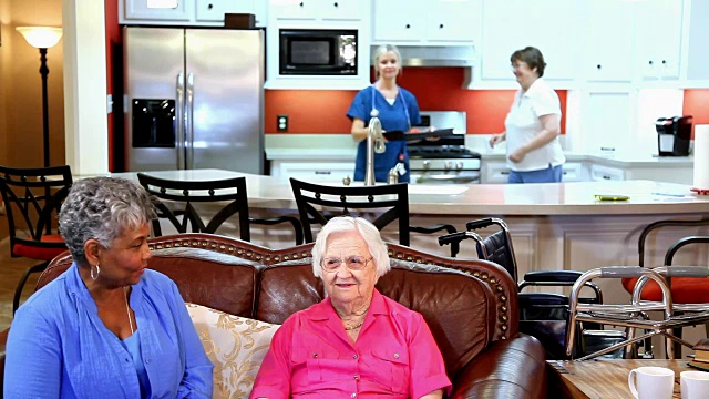 家庭护理护士评估养老院的成年老年病人。视频素材