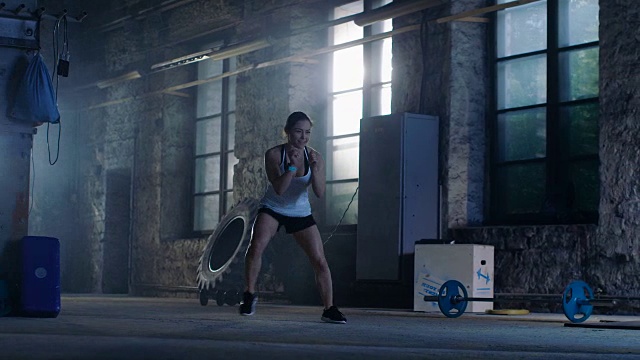 Fit Athletic Woman Does Footwork Running Drill in a废旧工厂改建成健身房。交叉健身运动/锻炼旨在加强腿，提高她的敏捷性和速度。视频购买