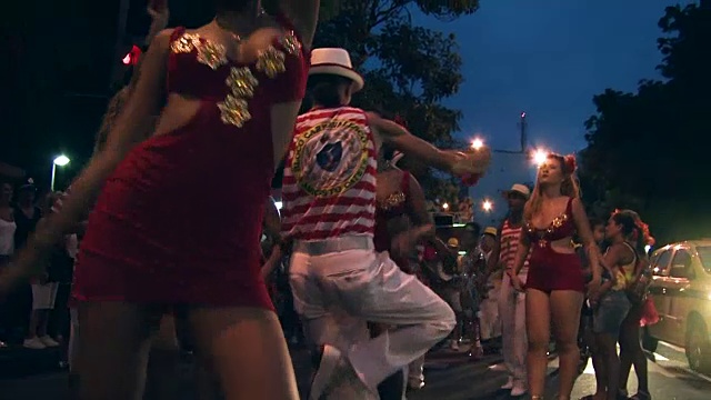 中景:“黑白混血女王”在里约热内卢嘉年华上跳舞视频下载