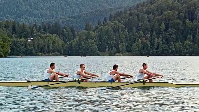 四名男子运动员在湖中划船视频素材