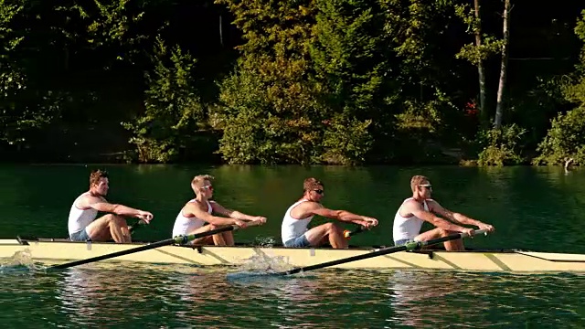 下午晚些时候，男运动员划船穿过一个湖视频素材