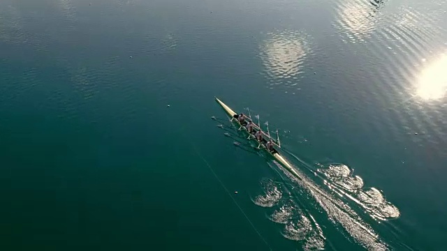 在一個陽光明媚的日子里，用四槳在湖面上滑行視頻素材