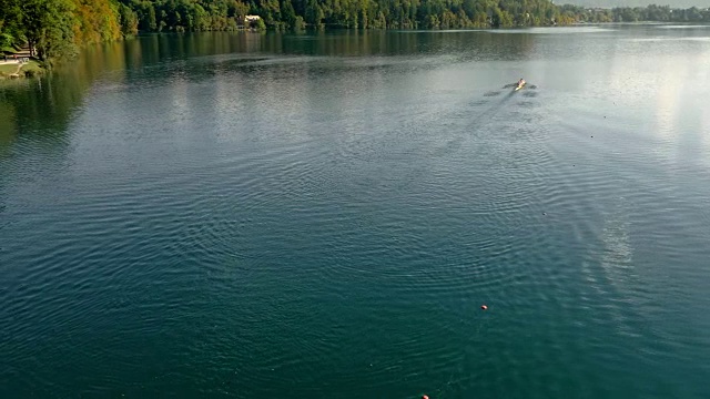 空中划艇队用四桨在湖面上滑行视频素材